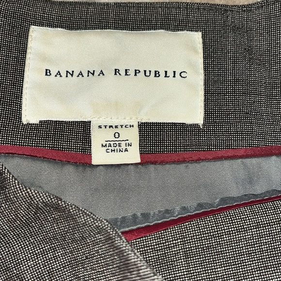 Banana Republic Business Pants Suit. Blazer Size 0, Pant Size 4. Mint condition. - Picture 8 of 8